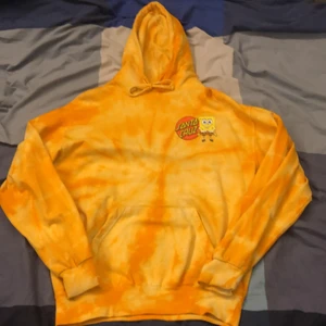 Santa cruz och nickelodeon collaboration hoodie - Santa Cruz hoodie med ganska bra skick bara en lite svart fläck men inte några hål