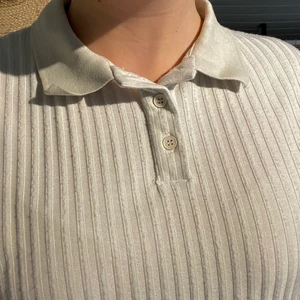 Beige tröja från NA-KD - Beige tröja med krage från NA-KD i storlek M. Stor garderobsrensning så kolla gärna in mina andra plagg, samfraktar gärna :) 