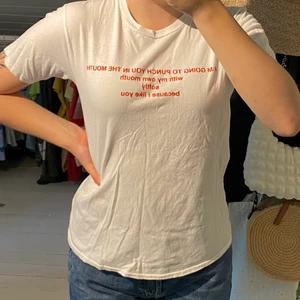 Vit t-shirt med tryck - Vit t-shirt med tryck i storlek S. Stor garderobsrensning så kolla gärna in mina andra plagg, samfraktar gärna :) 