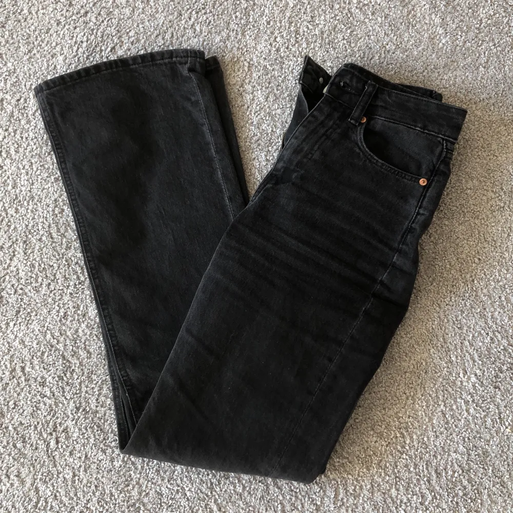Svarta högmidjade jeans med lite bootcut i storlek 34. De är lite slitna där bak vid hälen (se på tredje bilden) och är även lite solblekta men fortfarande i fint skick. Den vita fläcken på framsidan är på spegeln och inte byxorna.😄 Köparen står för frakten💕🌸. Jeans & Byxor.