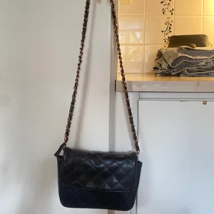 Väska  - Säljer denna svarta väskan ifrån even&odd för 60kr