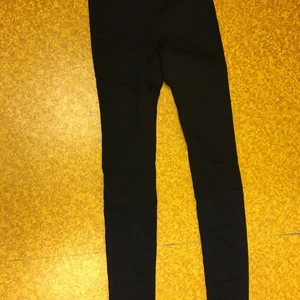 Tighta fejkjeans - Byxor som ser ut som jeans med fejkfickor fram, riktiga fickor bak. Drag på som tights, därav väldigt sköna. Storlek 36, ca 105 i cm men går att vikas upp. Dyr frakt så köp gärna något mer för samma portopris:) 