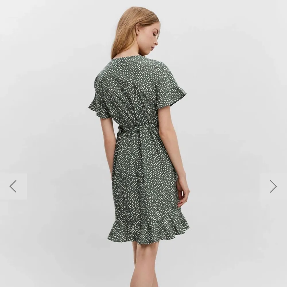 Omlottklänning från Vero Moda i storlek S. Aldrig använd, prislappen är kvar. Nypris 350kr, jag säljer för 289kr🥰. Klänningar.