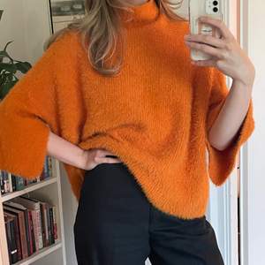 Supermysig orange tröja med ”slit-detaljer” på ärmarna från Lindex! 🧡 Är i ett vackert tungt material som hänger väldigt fint! Storlek L och i gott skick.