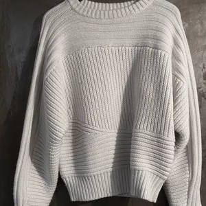 EYTYS MAZE CREAM SWEATER - Super snygg och skön (INTE STICKIG) oversized stickad tröja från EYTYS, köpt våren 2021. Nypris 2800kr. Använd fåtal gånger.  Passar både killar (strl xs) och tjejer (s). Mitt pris 500kr plus frakt alternativt hämta i Borlänge eller Gävle.
