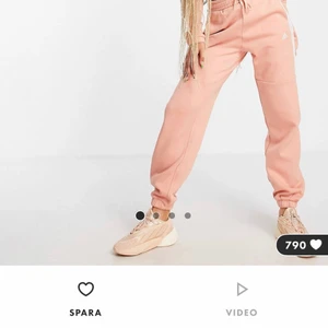 Adidas original  - En fin mysig byxa. Jag vill sälja den på grund av att jag har glömt returnera den. Helt oanvänd med sitt etikett och påse. Storlek L men kan passa även till större eftersom den är jättestretchig. Somrig och din färg som går att använda under sommar och vinter.