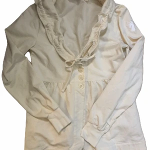 Vit kofta - Vit kofta med volanger