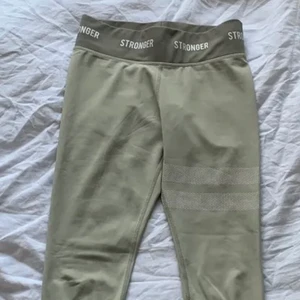 tränings tights - Fina ljusgröna tights från stronger. Aldrig använda och är i väldigt fint skick. (lånade bilder)