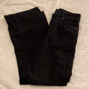 Ett par ZARA jeans svarta , lite för långa för mig S/M i storlek , Inte alls använda mycket 