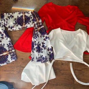 PAKETPRIS sommarblusar  - Säljer nu 3 super fina sommar blusar storlek M. Alla tre blusar har volang armar. Den vita och röda är samma blus! Man knyter smörerna runt magen. Den blommiga blusen är off shoulder. Så himla fina !! Passa på 🥰 