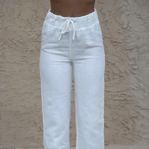 Linnebyxor A-dsgn - Säljer mina vita linnebyxor från A-dsgn då dom tyvärr inte passar mig längre. De är lite uppsydda och sitter perfekt på mig som är 167 (går att lägga ner igen). Frakt ingår i priset!