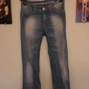Såå snygga jeans men de är tyvärr lite för små för mig😣 Fin passform!