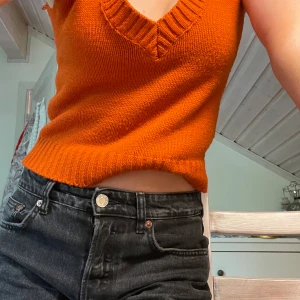Orange väst - Denna används aldrig, jättefint skick! Vet inte vilket märken den är i eller storlek men skulle säga S, skriv för mer info💓