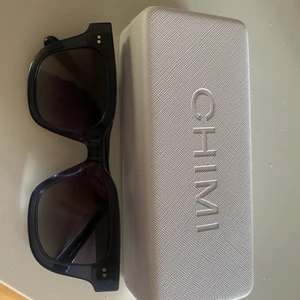Chimi 004 blue - Säljer dom finaste solglasögonen! Som tyvärr inte kommer till användning jätte fint skick! Köpta förra sommaren. Nypris 1200 kr