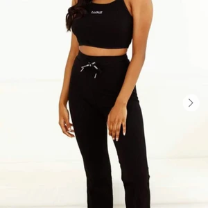 Loungewear set - Säljer detta superfina set från loungewear som jag endast använt 1 gång! Nypris 600kr plus frakt jag säljer den för 350❤️