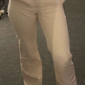 Ljusa jeans från hm  - Ett par super fina ljusa raka jeans från hm, dem är st 36 och passar mig i längden som är 170 cm. Stretchiga och sköna 