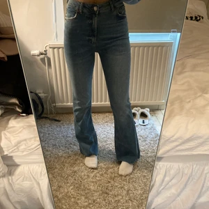 ZARA bootcut/flare jeans  - Stretchigt material och superfin blå tvätt. Använda bara ental gånger och är avklippta för att passa min längd (160cm) Eur 36 men är som sagt väldigt stretchiga och mjuka. Frakt ingår inte