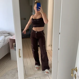Zara brown carpenter pants size XS - Bruna schyssta byxor från Zara, gammal modell som inte finns kvar längre. I perfekt skick och aldrig använda! Säljs för 500🤎