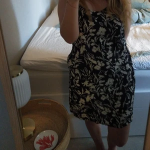 Weekday Sensor dress xs  - Sommarklänning med reglerbara axelband och brottarrygg. Luftigt material, fickor. Svart botten och vita blommor 