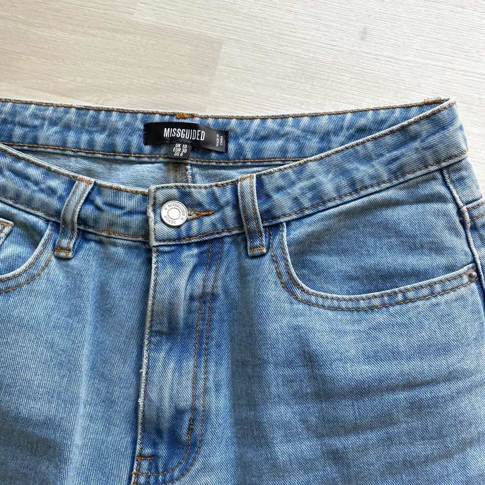 Superfina jeans från missguided i en ljusblå tvätt som är högmidjade och har slits!! Använda några gånger men dem är som nya. Storlek M och sitter som en smäck på mig som är 170 cm lång🤤💓. Farkut & Housut.
