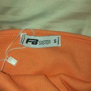 S (small) - Ett helt vanligt linne som aldrig är använt. Storlek S. Säljer för att jag inte har någon nytta av den. Färgen skulle ja säga är corall. Köparen står för frakt om köparen inte kan mötas upp i centrala Göteborg.