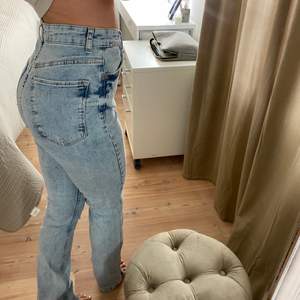 Helt nya oanvända Blåa jeans med slits.  Köpare står för frakt