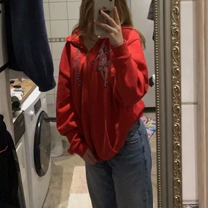 One of one zip up - Säljer nu denna coola limited edition tröja från one of one, köptes i Visby i somras i pop up store. Inga synliga tecken på användning, endast att två stenar lossnat men inget man tänker på (syns på sista bilden). 