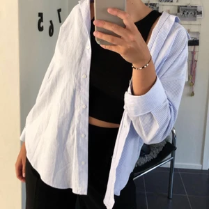 Randig Skjorta - Säljer denna randiga skjortan från Zara! Så fin, men har inte kommit till användning. Storlek S och sitter lagom på mig som är 173/M i de flesta kläder, så sitter overzised på någon med storlek mindre! Säljer för 200kr + frakt.🤍