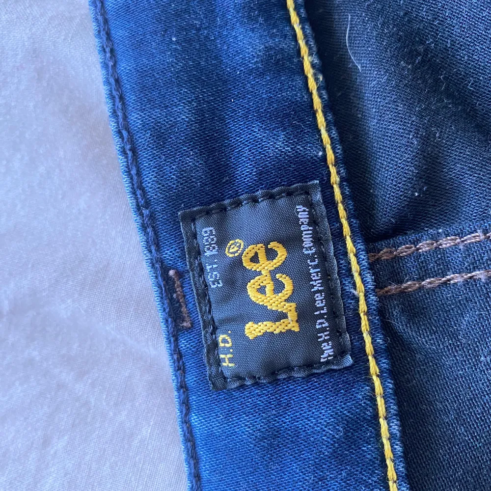 Köpta på carlings. Sitter tajt och lågmidjat☺️ mörkblå färg och jag skulle säga att storleken är xs/34 typ☺️ . Jeans & Byxor.