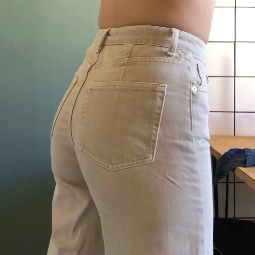 Weekday ace höga jeans med utställda ben i storlek w26 och L30, jag är 167 och på mig slutar de vid anklarna (se bilder). . Jeans & Byxor.