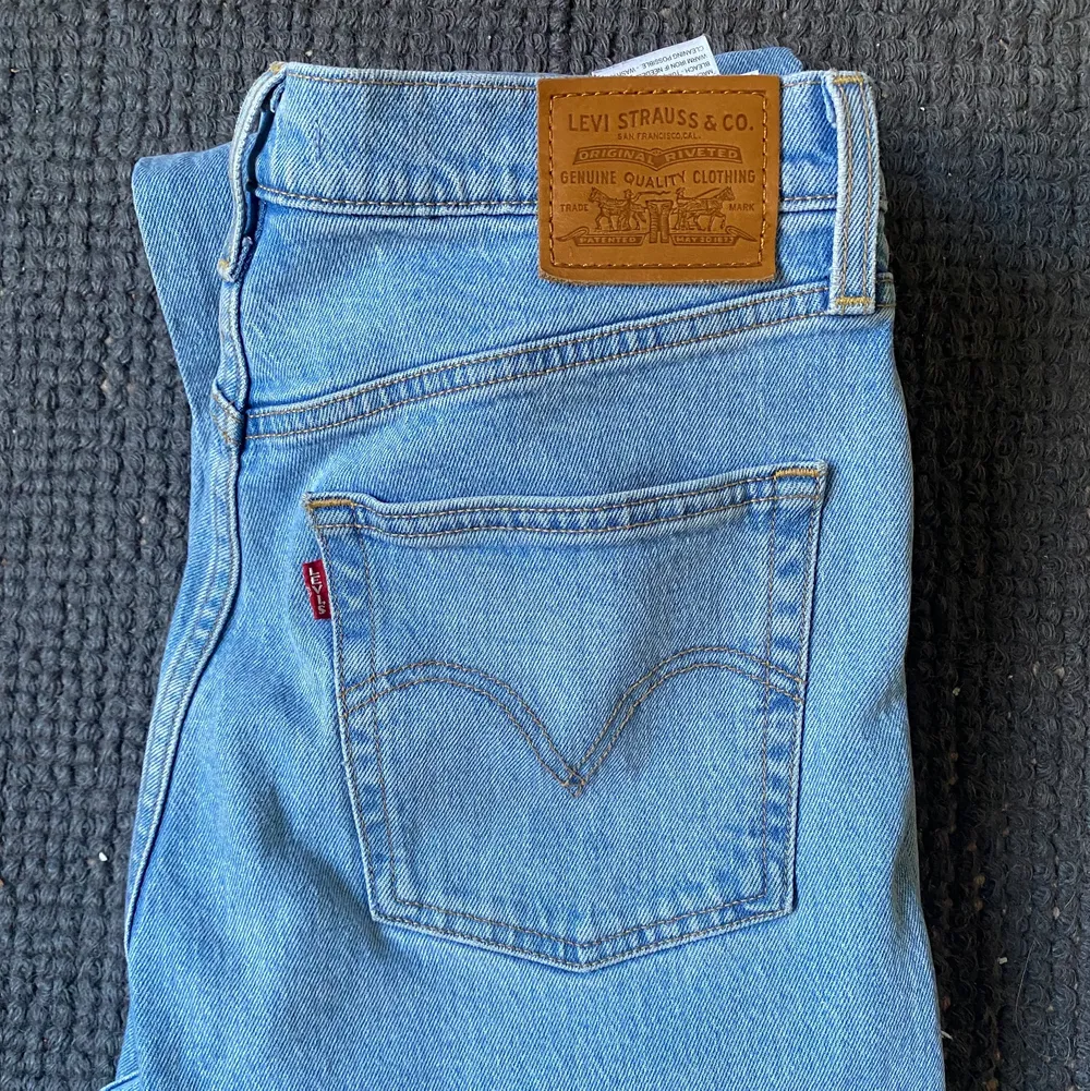 Blå jeans✨slitningar på knäna✨ nyskick då jag inte använt dem supermycket✨ långa i benen, jag är 178✨frakt tillkommer✨. Jeans & Byxor.
