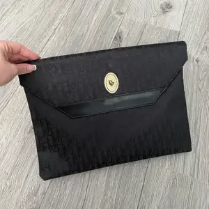 Intressekoll på denna dior clutch! Kom med bud !! 