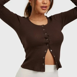 Tröja med knappar - Brun tröja med knappar från Nelly, köpt för 299