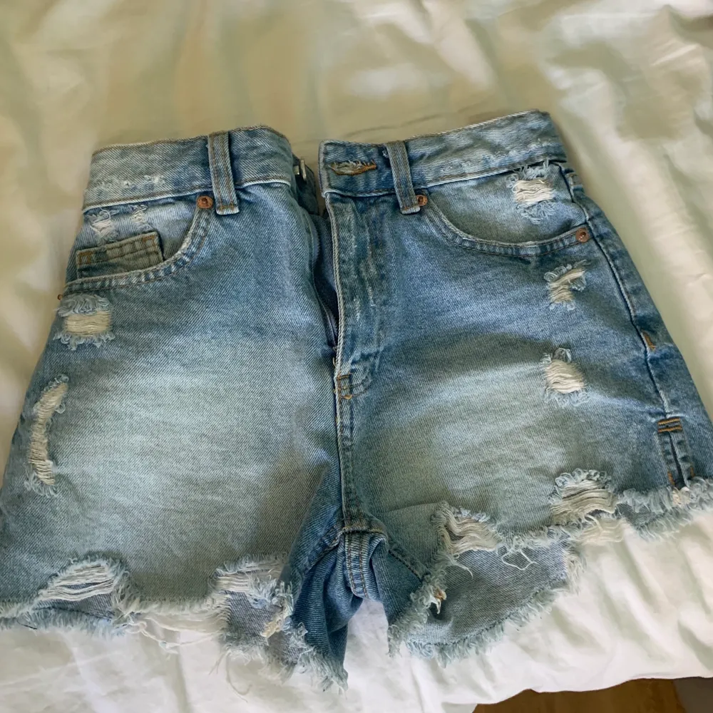 Shorts som jag köpte förra sommaren, använda 1 gång. Tyvärr för små❤️❤️❤️skriv privat för bilder med dem på. Shorts.