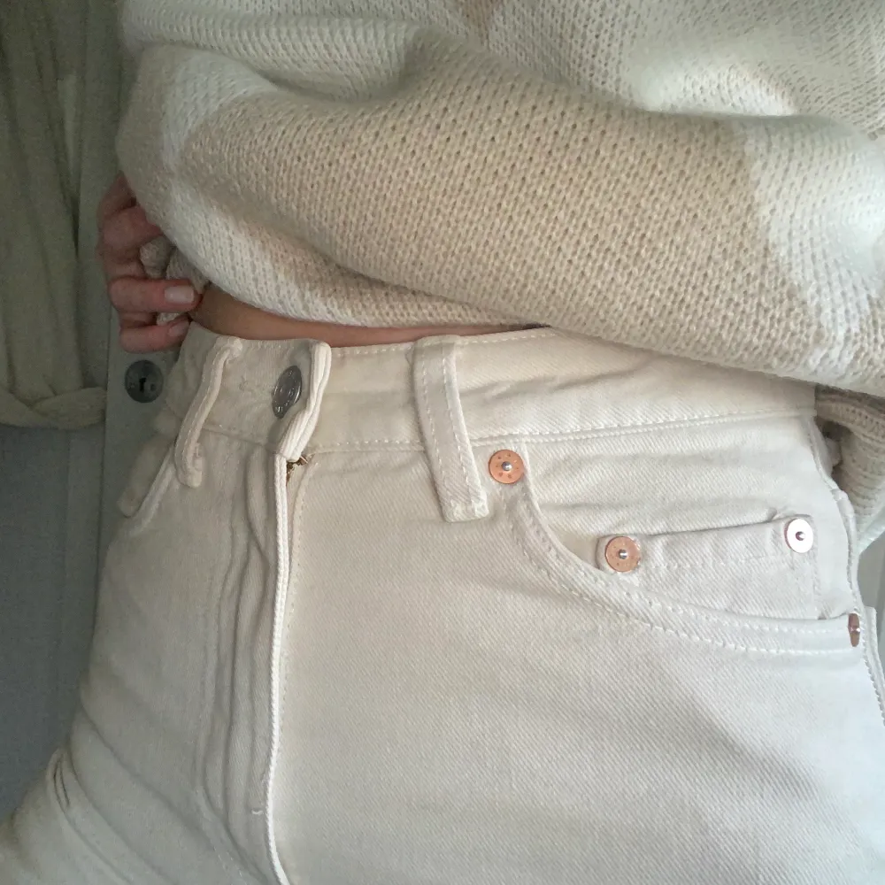 Beigea jeans från weekday i modellen ’LASH’, W 24 & L 28. Säljer för 150kr. Farkut & Housut.