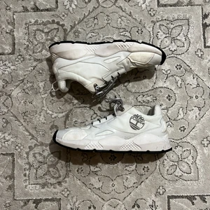 Timberland vita vinterskor storlek 41 - Vinterskor som knappt användes men är lite smutsiga då jag använde de under vintern och brydde mig inte om hur jag använde de… de satt o ba samlade damm då jag hinner aldrig använda de för att jag har för många vinterskor… de är dock fett sköna o fina o passar med vad som helst! Kommer i originalförpackning ;)