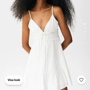 Vit klänning  - Intressekoll på min vita klänning från Pull&Bear! Helt ny, stl S/36. Kan skicka egna bilder vid intresse🥰