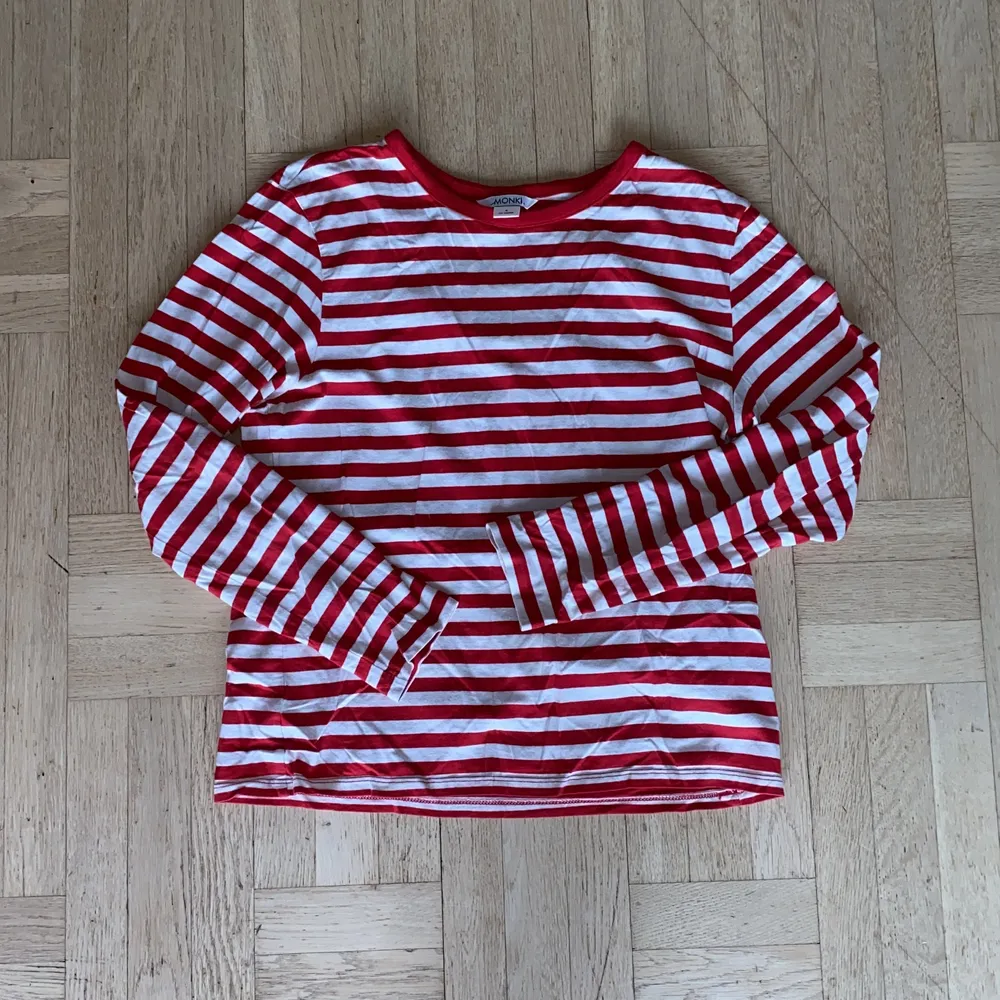 Röd och vit-randig långärmad tröja från Monki. Använt ca tre gånger men i mycket fint skick. . T-shirts.