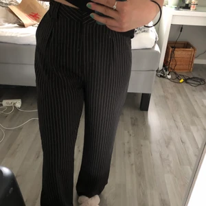 Randiga kostymbyxor  - Säljer dessa skitsnygga och sköna kostymbyxor från NA-KD då de är alldeles för stora för mig. Jag är 170 cm!💗