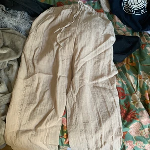 Linnebyxor  - Säljer dethär fina linnebyxor för jag köpt andra. Dom e perfekt till våren och sommaren och är från H&m Och köpta för 250 för 1 år sen. Har andvänt dom typ 2 gånger Skriv för fler frågor.❤️‍🩹