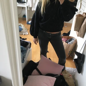 Svart sweatshirt med ballongarmar - Skitsnygg sweatshirt som jag tyvärr inte har kommit till användning. Sitter som en smäck på vem som helst!!! 🥳🥳