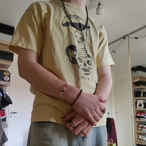 Gul Emerica t-shirt - Assnygg och mjuk t-shirt som tyvärr inte kommer till användning längre p.g.a. att den inte är så stor som jag vill ha den. Köpt på Junkyard och använd några gånger, sedan har den mest legat i garderoben. Den har inga defekter. Jag är 182cm. Nypris var runt 300kr