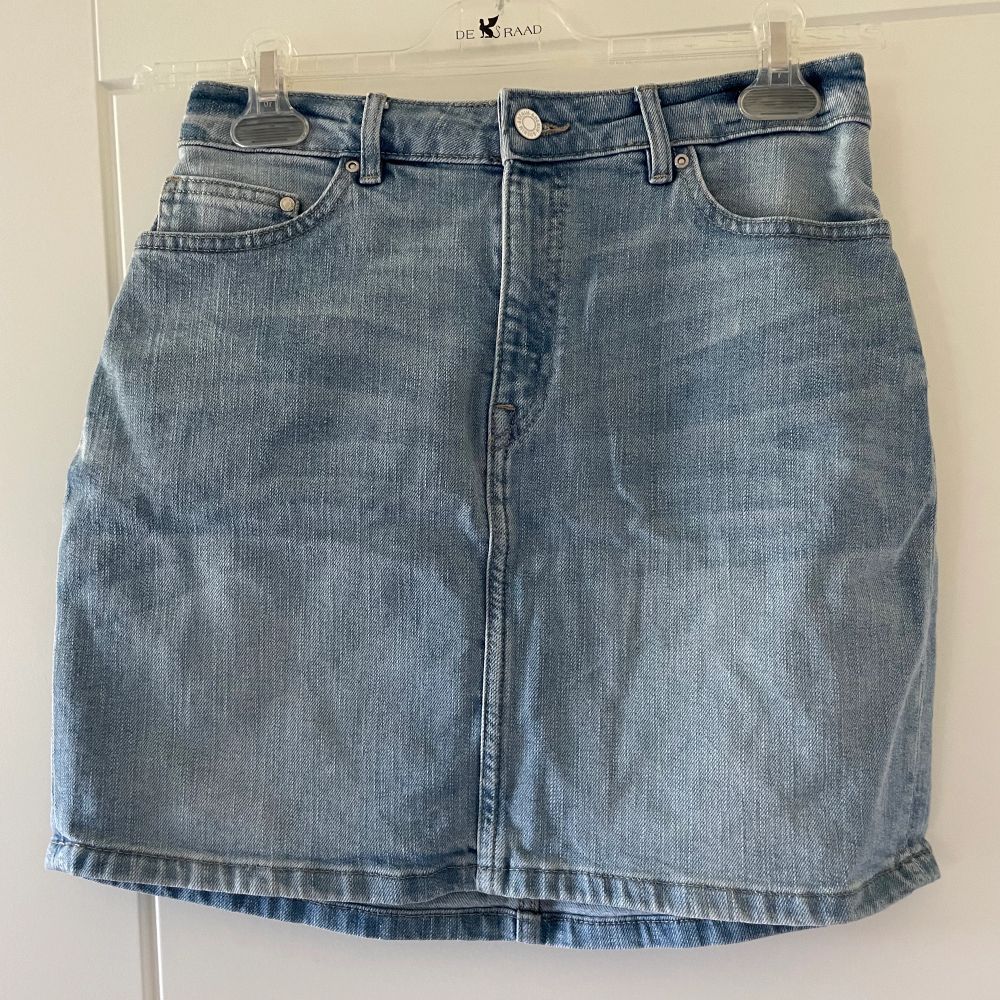 En jeans kjol kanappt använd storlek M . Kjolar.