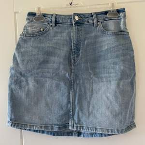 En jeans kjol kanappt använd storlek M 