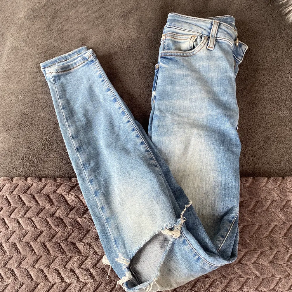 Blå skinny jeans med hål på som är använda mycket men inte som man kan se så förutom att de är lite urtvättade. Från never denim i strl xs som passar bra i längden på mig som är 166 cm men försmå i midjan på mig därför säljer jag dessa nu.. Jeans & Byxor.