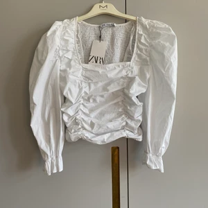 Zara blus  - Vit Zara blus med fina detaljer. 