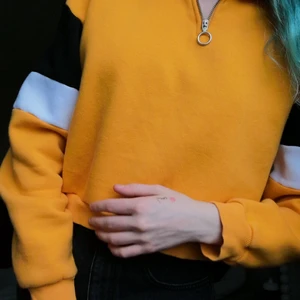 Gul sweatshirt crop top ✨ - Fin och mysig Crop top i Sweatshirt material 💛