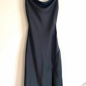 Svart knälång Satinkläning - Svart satinklänning. Superfin och perfekt passform. 