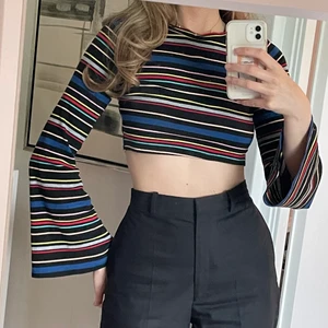 Cropped randig top - Superfin högt croppad top med utsvängda ärmar🖤 Ursprungligen köpt på urban outfitters för några år sedan och är från märket Cooperative. Använd men i god kvalitet!