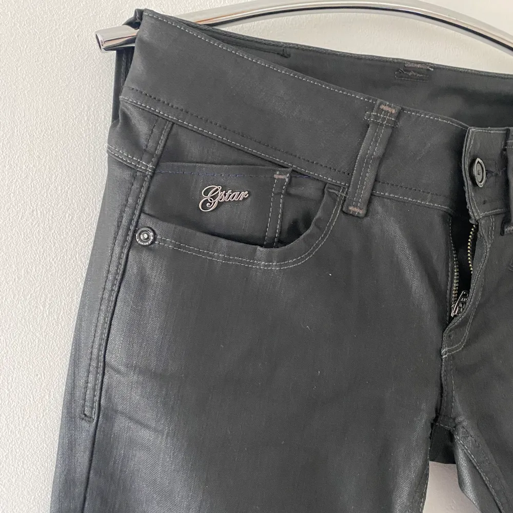 G-star jeans, fake läder/ skinn. Lappen är borta men skulle gissa på storlek S.  Köparen står för frakten. . Jeans & Byxor.